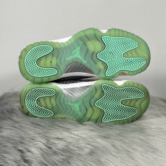 Air Jordan Future Low Wolf Grey Unisex Sneakers - Picture 7 of 8